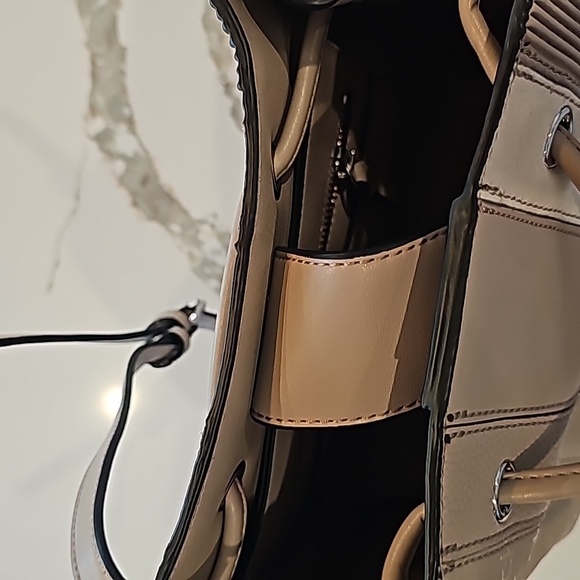 CALVIN KLEIN PURSE - Picture 4 of 6